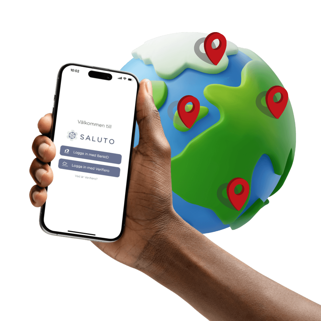 Una mano sostiene un teléfono con la app de Saluto frente a un globo terráqueo